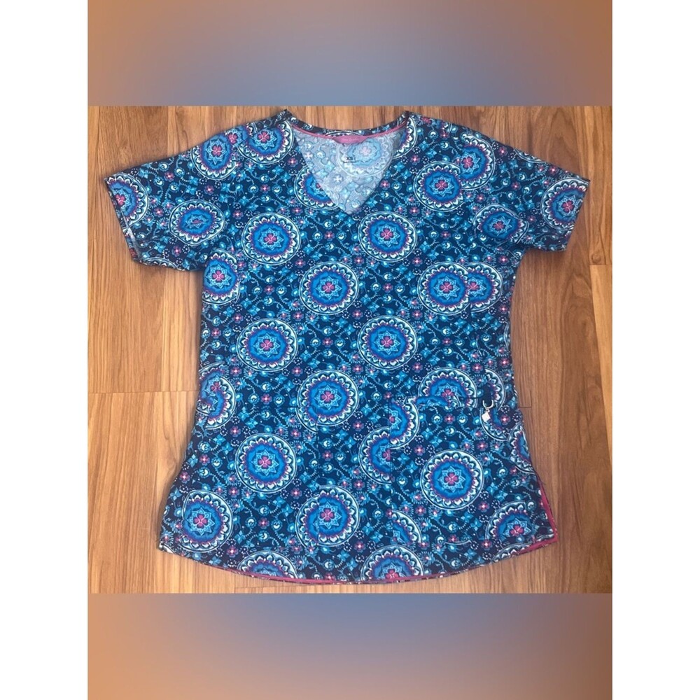 Vera Bradley scrub top in a Navy Medallion print Size XS